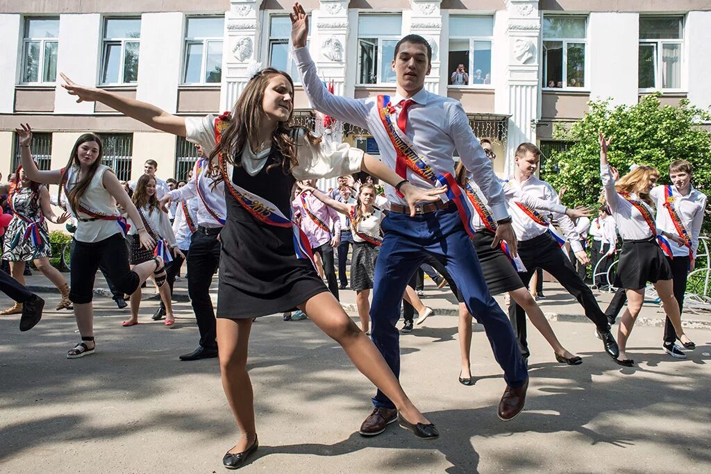Найти песню после выпускного