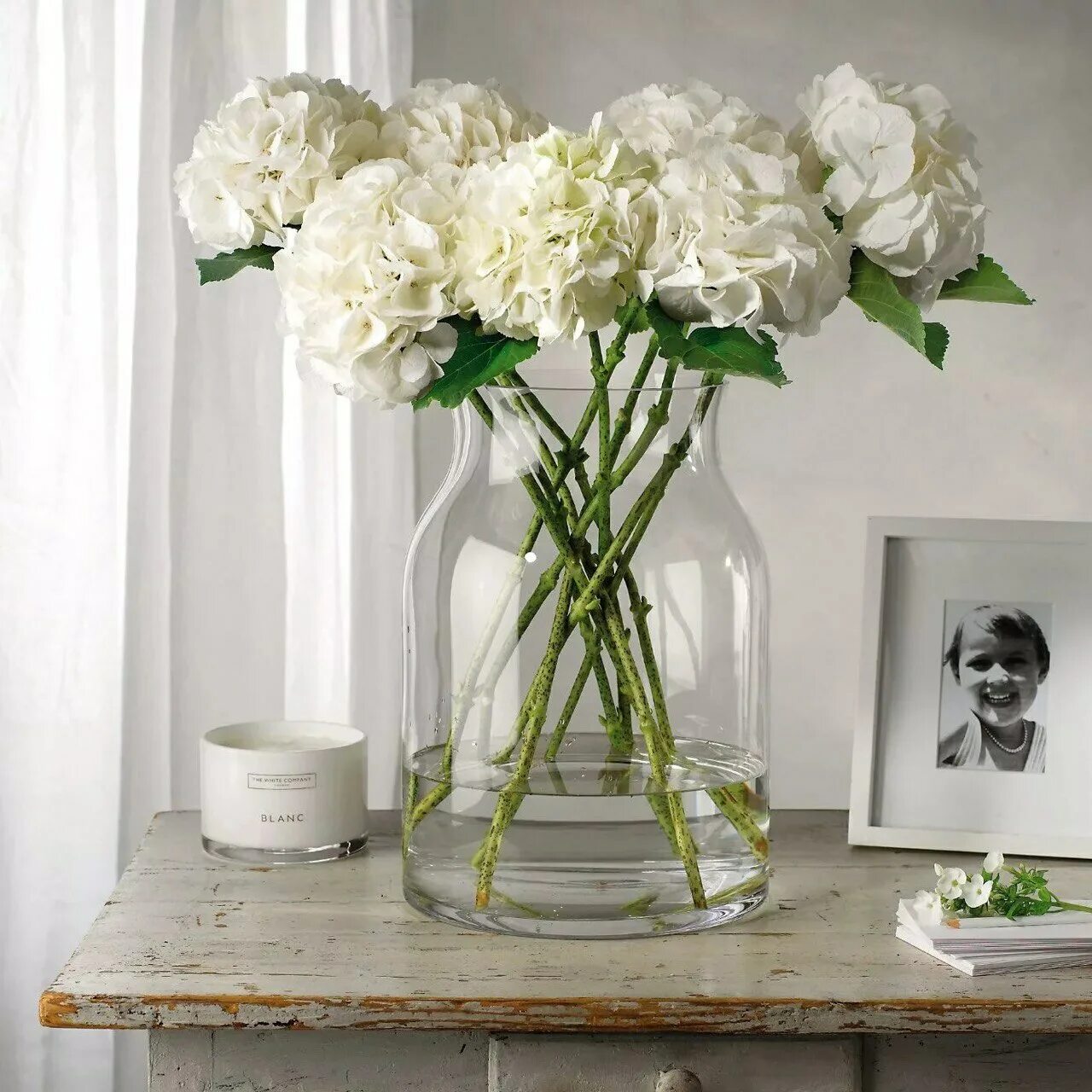 Что положить в вазу с розами. Интерьерные цветочные композиции. Цветы в прозрачной вазе.