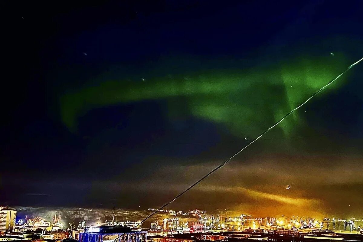 Сегодня будет северное сияние в москве. Северное сияние в Москве 2023. Полярное сияние в Мурманске. Мурманск Северное сияние над Мурманском. Полярное сияние в Москве.