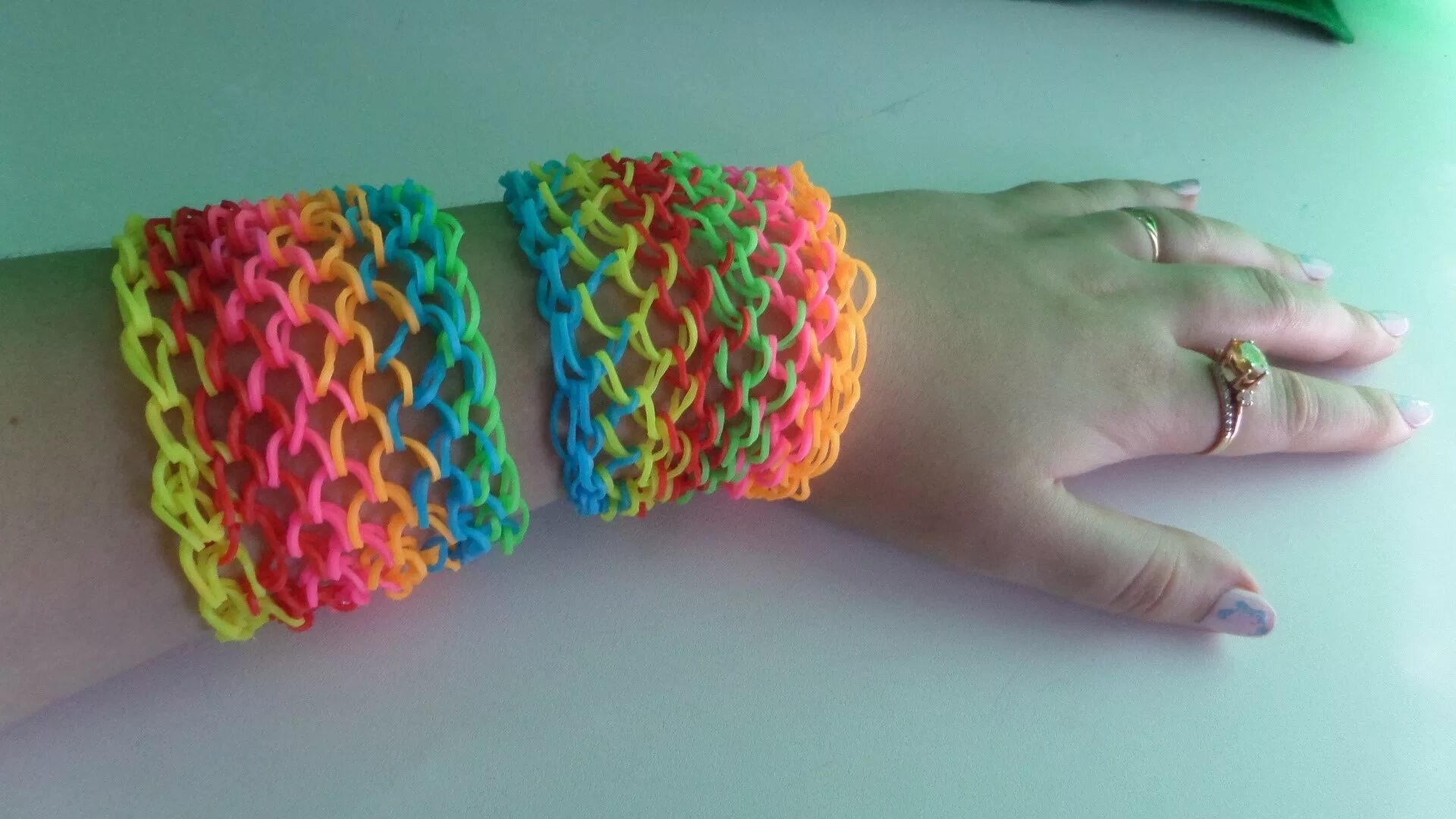 Резиночки rainbow loom. Браслет драконья чешуя на рогатке. Широкий браслет из резинок. Браслет драконья чешуя из резинок. Браслеты рейнбоу лум чешуя дракона.