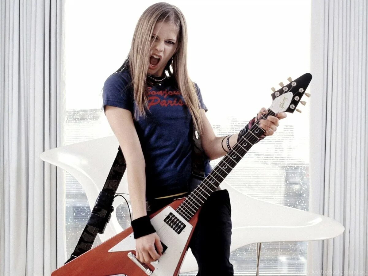 Рок исполняет девушка. Аврил лавин с гитарой. avril lavigne с гитарой. гитарист аврил лавин. avril lavigne рок.
