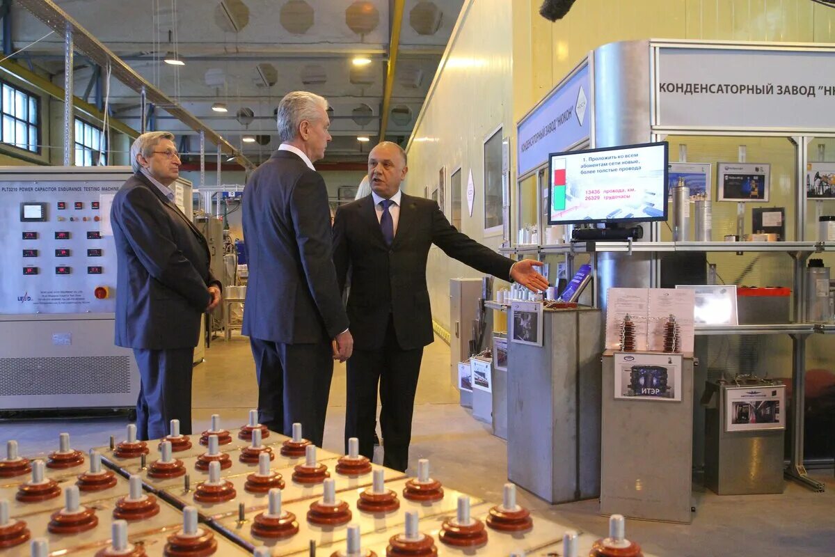 Столичные колбасы симферополь. Лифтовой завод. Колбаса логотип. Таганрогский мясокомбинат логотип. Рекламный постер колбасы.