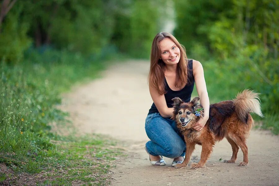 Девочка 12 лет с собакой. Девушка с собакой. Фотосессия с собакой. Женщина с собачкой. Девушка с щенком.