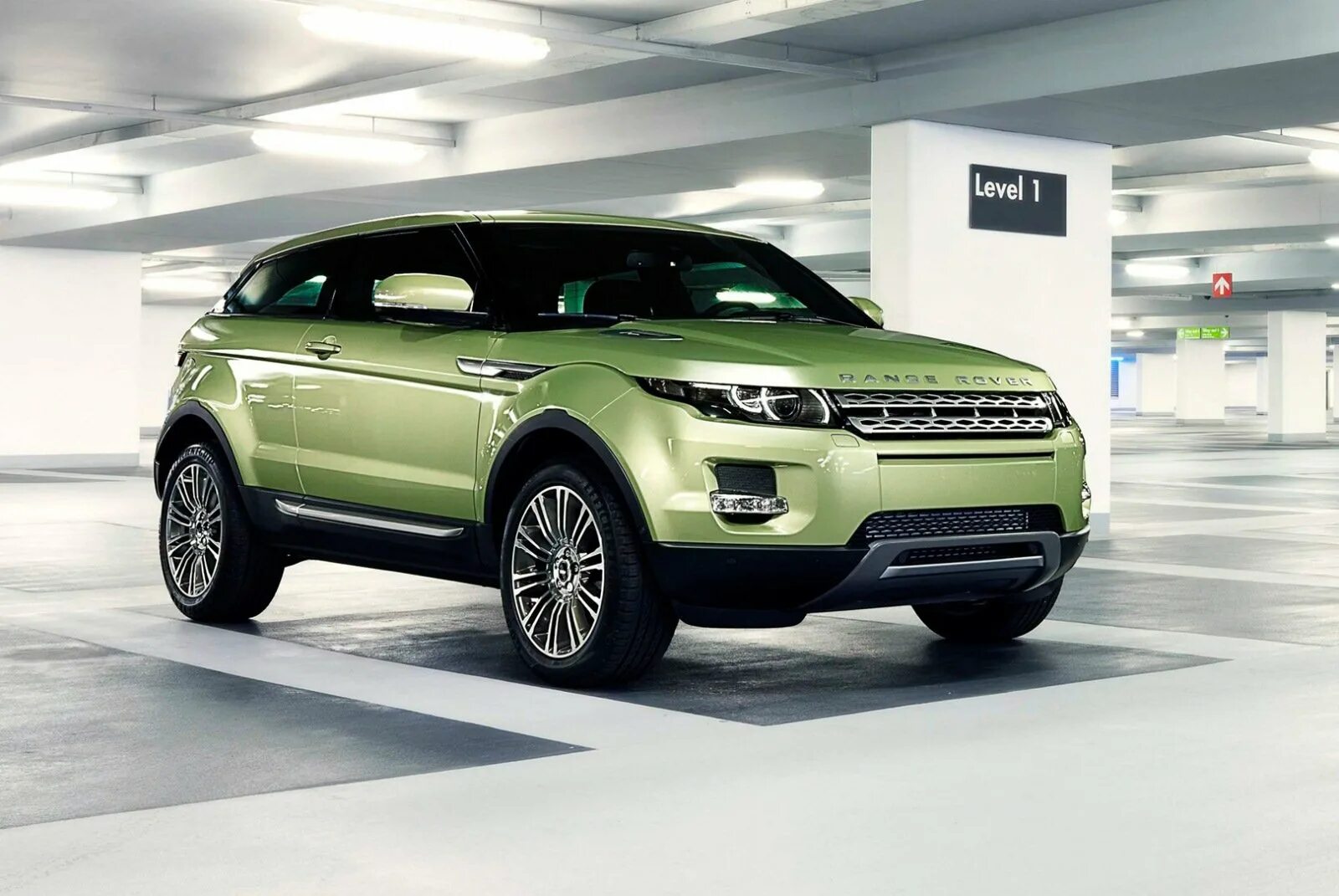 Кроссовер цвета. Range Rover Evoque 2023. Range Rover Vogue 2023. Land Rover range Rover Evoque 2017. Рендж Ровер Эвок зеленый.
