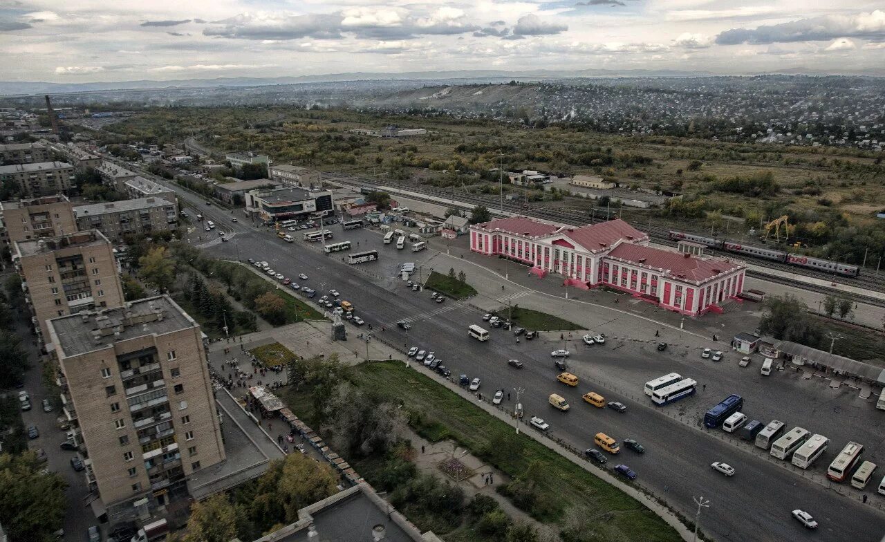 Город магнитогорск ленинский район. Магнитогорск центр города. Привокзальная площадь Магнитогорск. Город Магнитогорск Челябинская область. Магнитогорск площадь города.