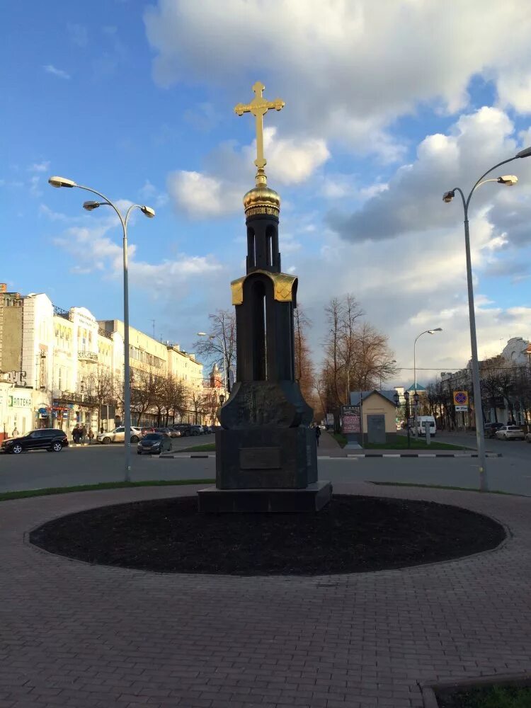 лежачий крест. гранитная 25. крест дубовый с крышей. крест в ульяновске. часовня крест.