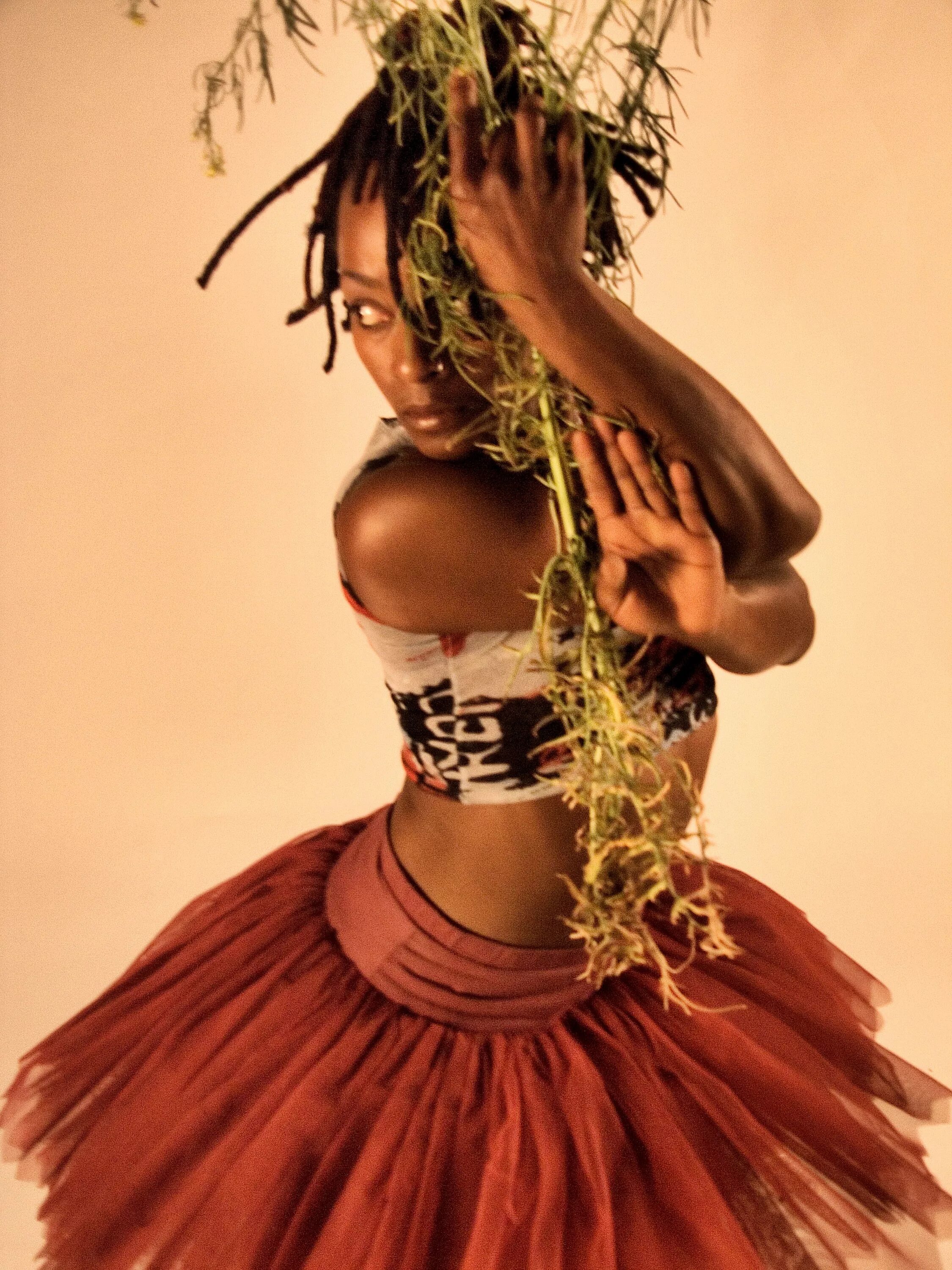 Костюм африканца. Африканские костюмы для танцев. Африканский женский костюм. Танец Африки. Чернокожая танцует