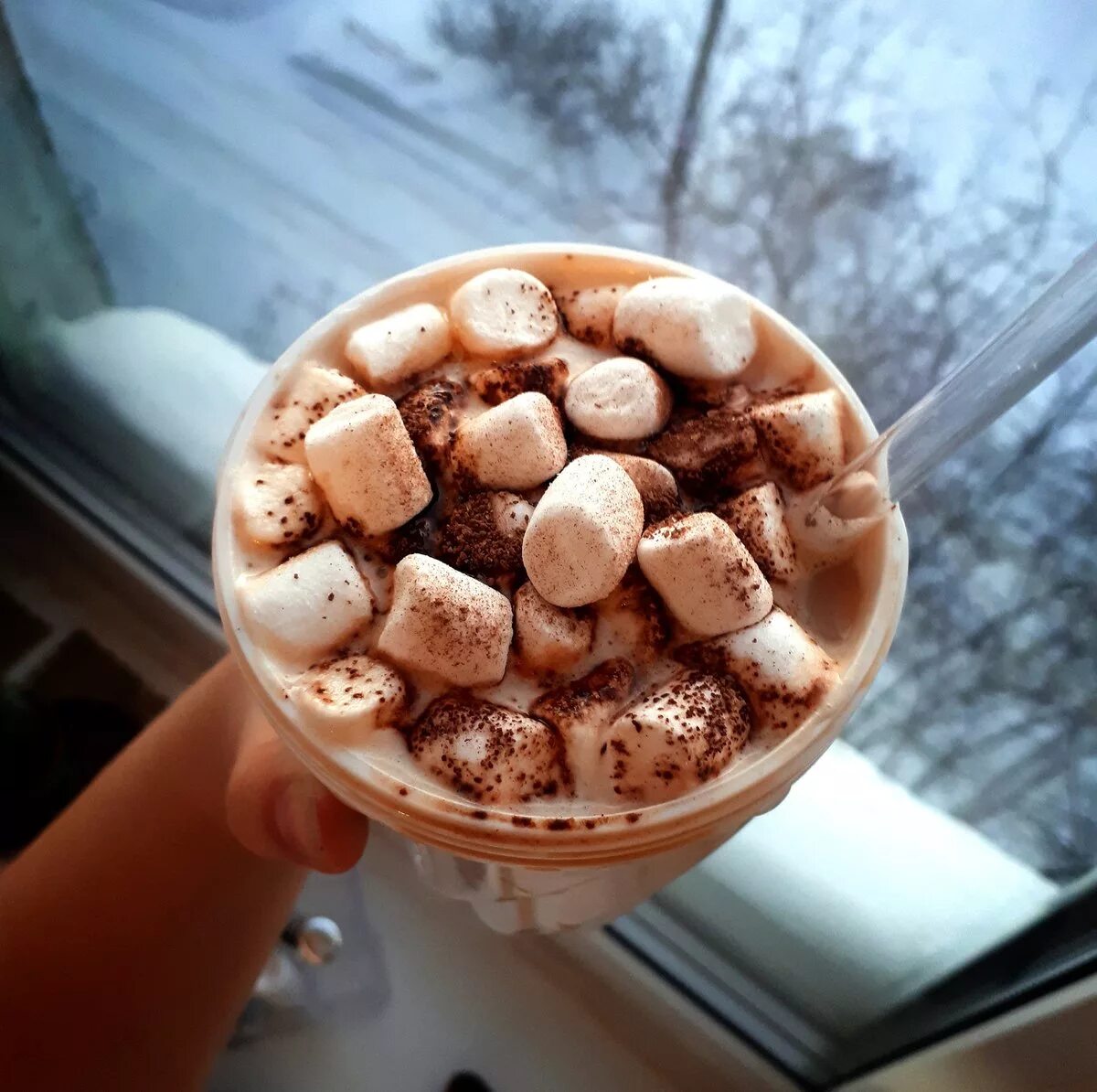 Кофе с зефирками маршмеллоу. Кофе с маршмеллоу. Какао с маршмеллоу. Маршмеллоу в кофе. Горячий шоколад с маршмеллоу.