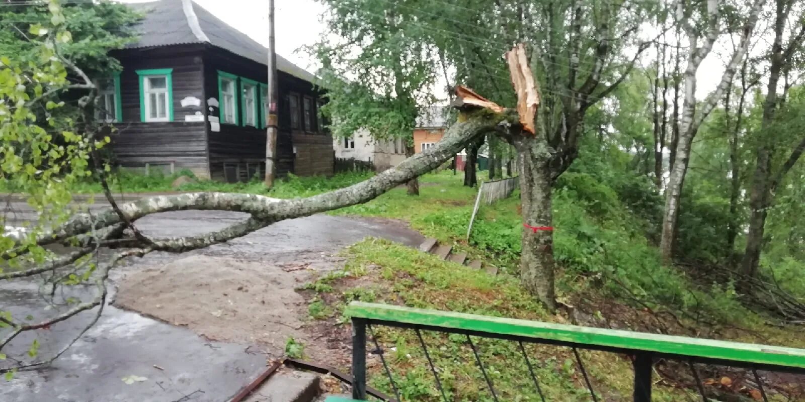 Как ни был яростен ураган он ослабевал. Тутаев подслушано. ураган в ярославской области 2010. ураган тутаев. типичный тутаев подслушано.