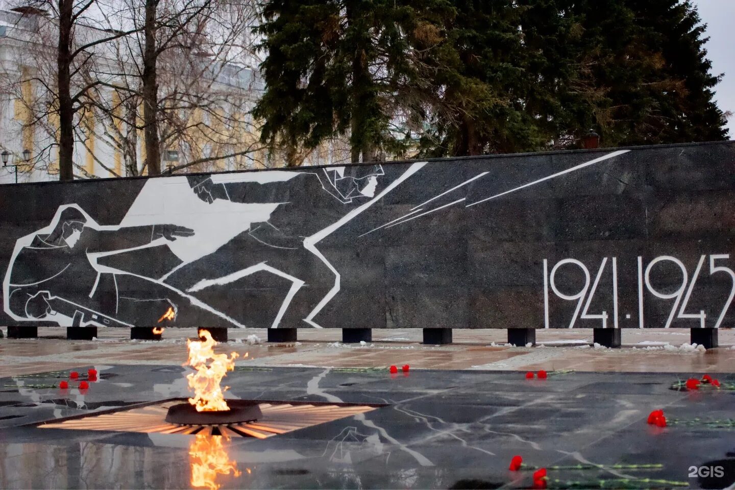 вечный огонь нижний новгород кремль. мемориал нижний новгород. вечный огонь на площади славы нижний новгород. вечный огонь нижний новгород кремль. горьковчане фронту кремль нижний новгород.