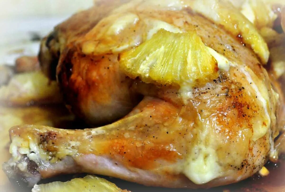 Курица в духовке с маслом. Курица с ананасами в духовке. Курица запеченная с ананасами. Курица запеченная в ананасе в духовке. Курочка с ананасами в духовке.
