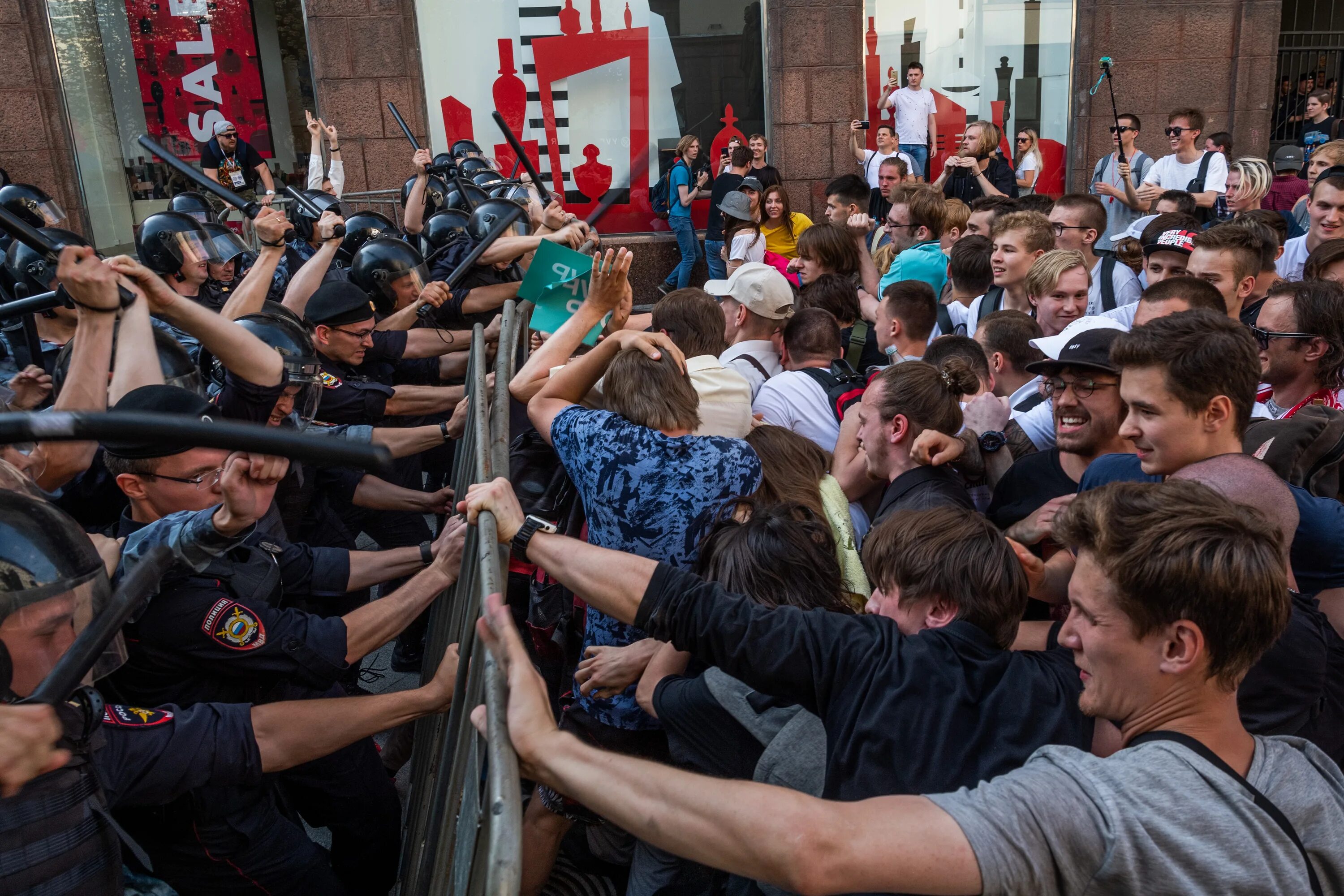 Пагөда на 10 в москве и московской. Беспорядки в Москве 27 июля 2019. Митинг 02.08.2019 в Москве. Первое мая Москва 2019. Москва 2019 год.