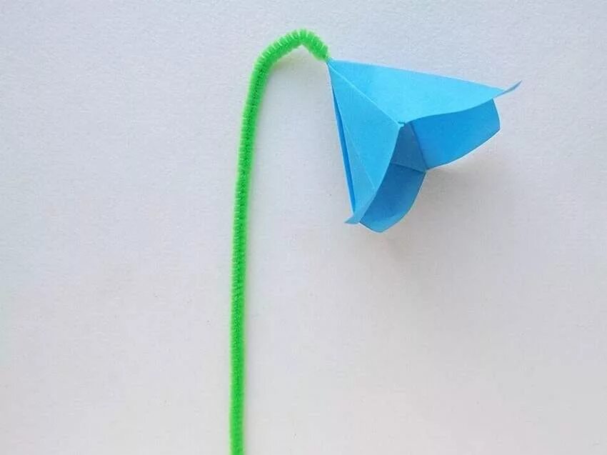 Цветок колокольчика из бумаги. Поделка колокольчик цветок. Поделка цветок колокольчик из бумаги. Колокольчики из креповой бумаги. Поделка цветок колокольчик из бумаги.