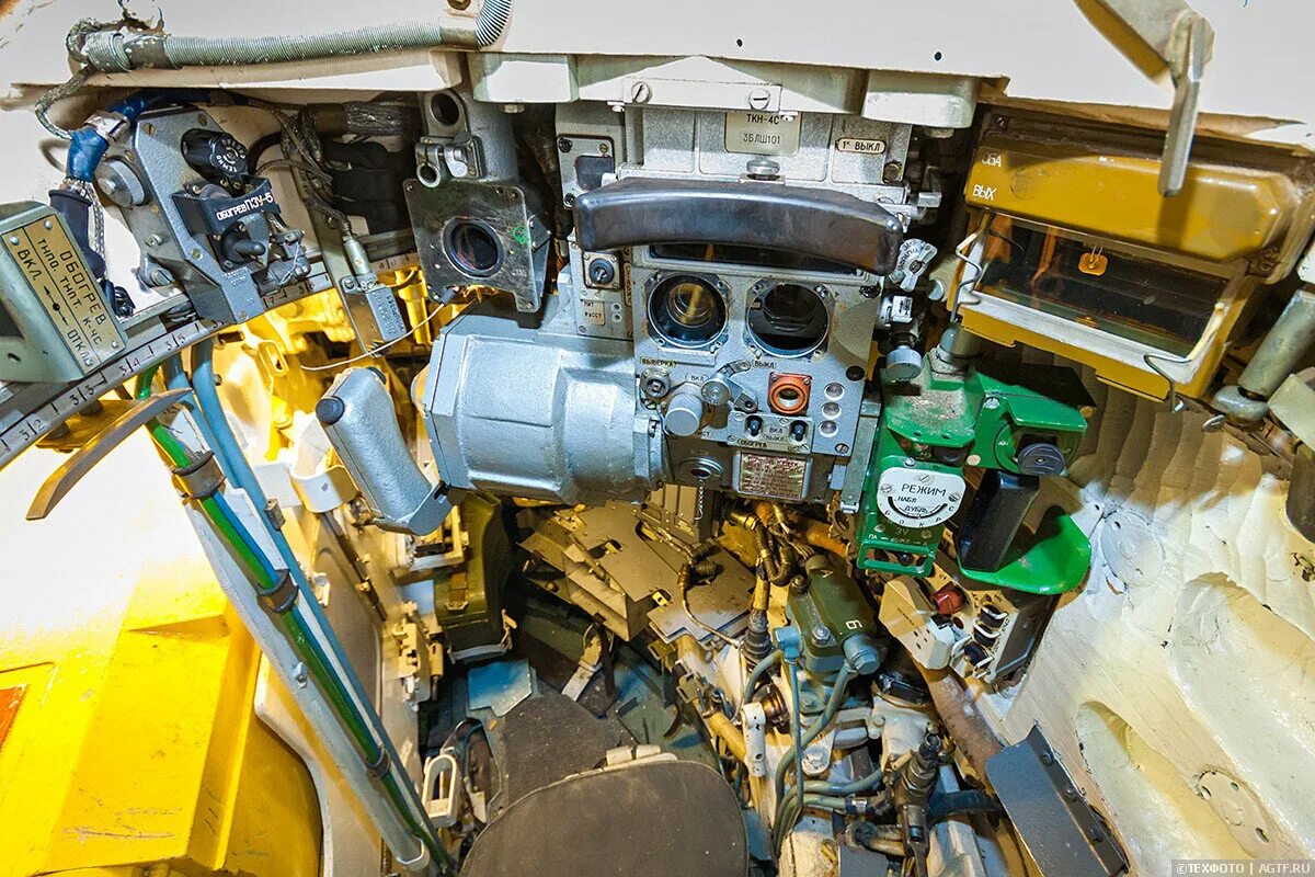 File:T-80U tank interior -01.jpg - Wikipedia