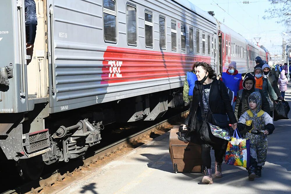 Перекличка жителей днр и их. Беженцы на перроне ДНР. Перрон вокзала. Беженцы на перроне. Беженцы в Таганроге с Донбасса.