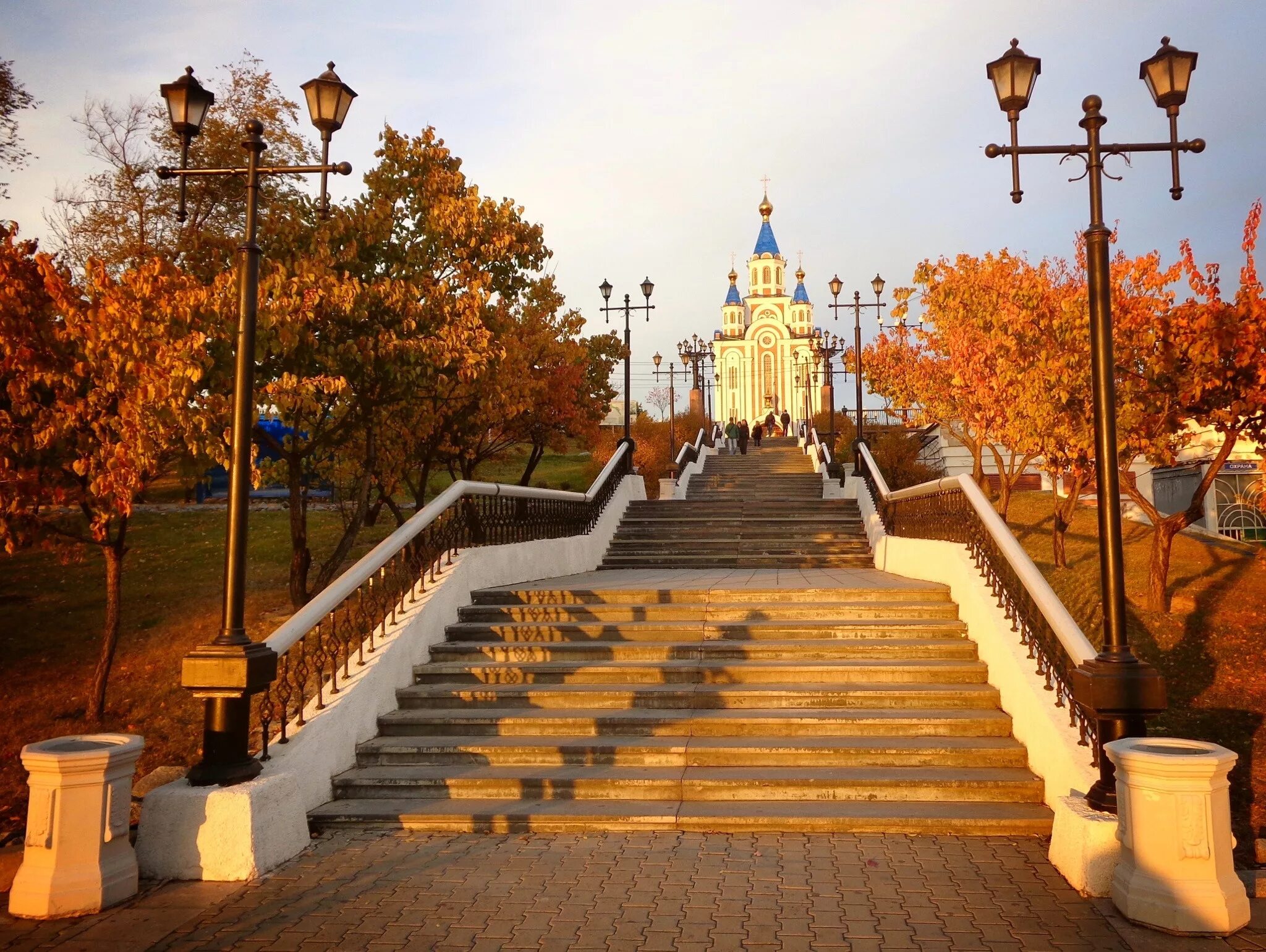 Набережный парк Хабаровск. Набережная Хабаровск осенью. Утес Хабаровск осень. Томск набережная осенью.