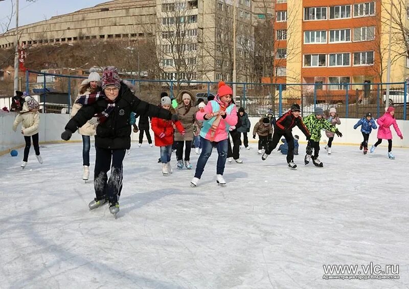 Школа 11 владивосток. Коньки в школе на физкультуру. Уроки на коньках физкультура. Катание на коньках в школе. Уроки физкультуры зимой на улице.