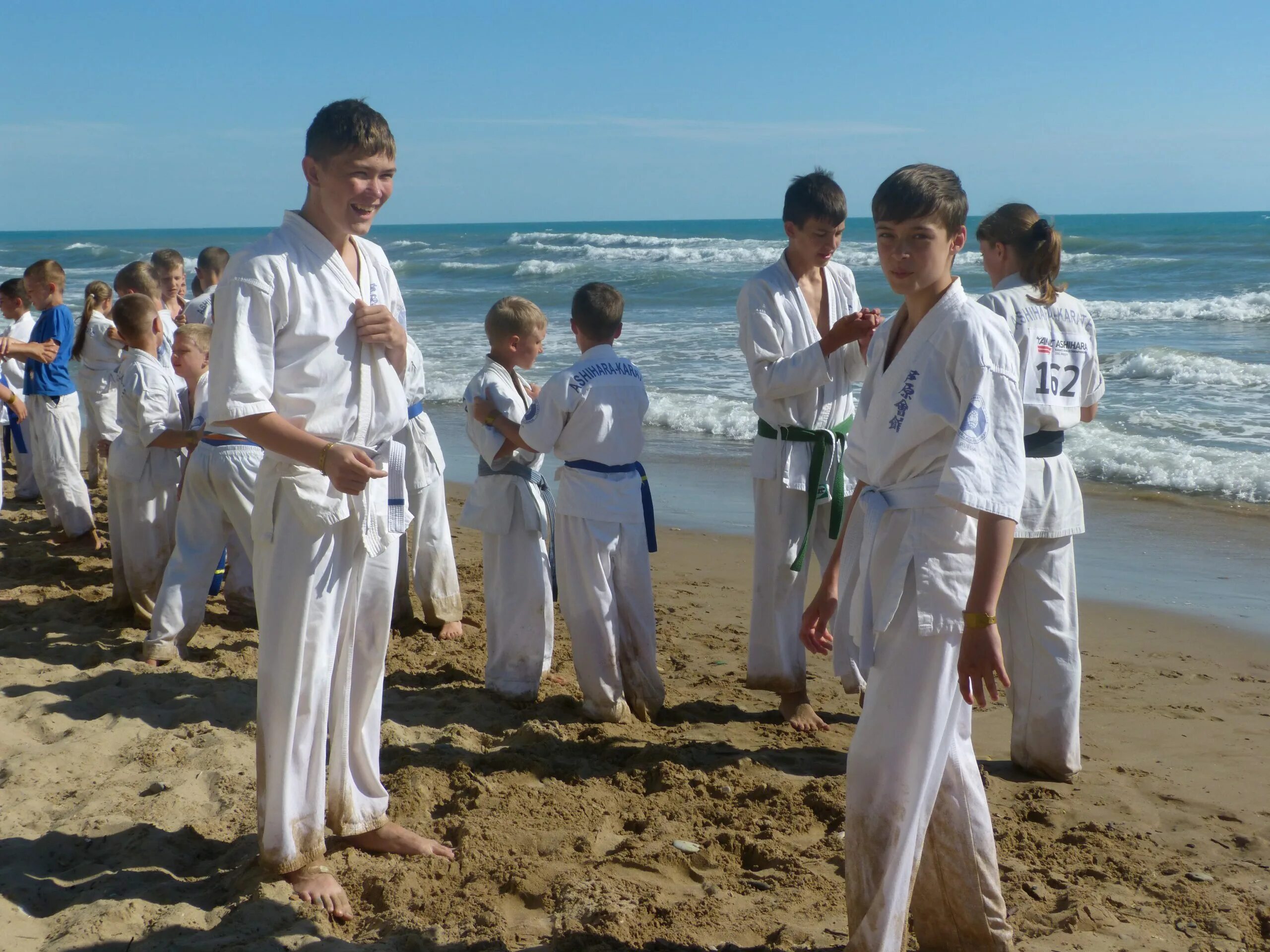 Спортивный лагерь каратэ. Карате лагерь море. Спортивный лагерь каратэ. Лагерь каратэ. Белое озеро лагерь каратэ киокушинкай.