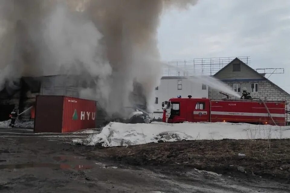 Пожар на кропоткина. Пожар в Калининском районе Новосибирска сейчас. Пожар на Кропоткина в Новосибирске. Пожар 2022 Новосибирск Калининский район. Кропоткина ул пожар.