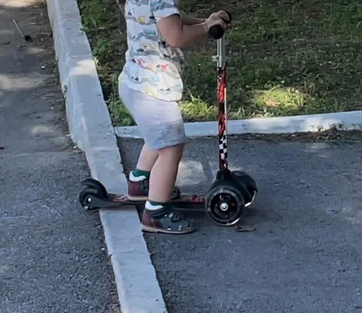 У меня самокат. Самокат оставить у двери. Самокат около скамейки. Найден самокат во дворе лукашевича 23. Самокат для катания по льду.