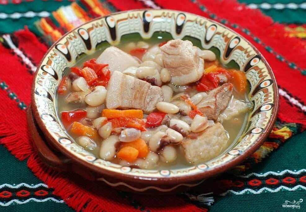 Суп с фасолью и мясом свинины. Суп с фасолью и свининой. суп из свинины с фасолью. суп из фасоли консервированной красной и свинины.