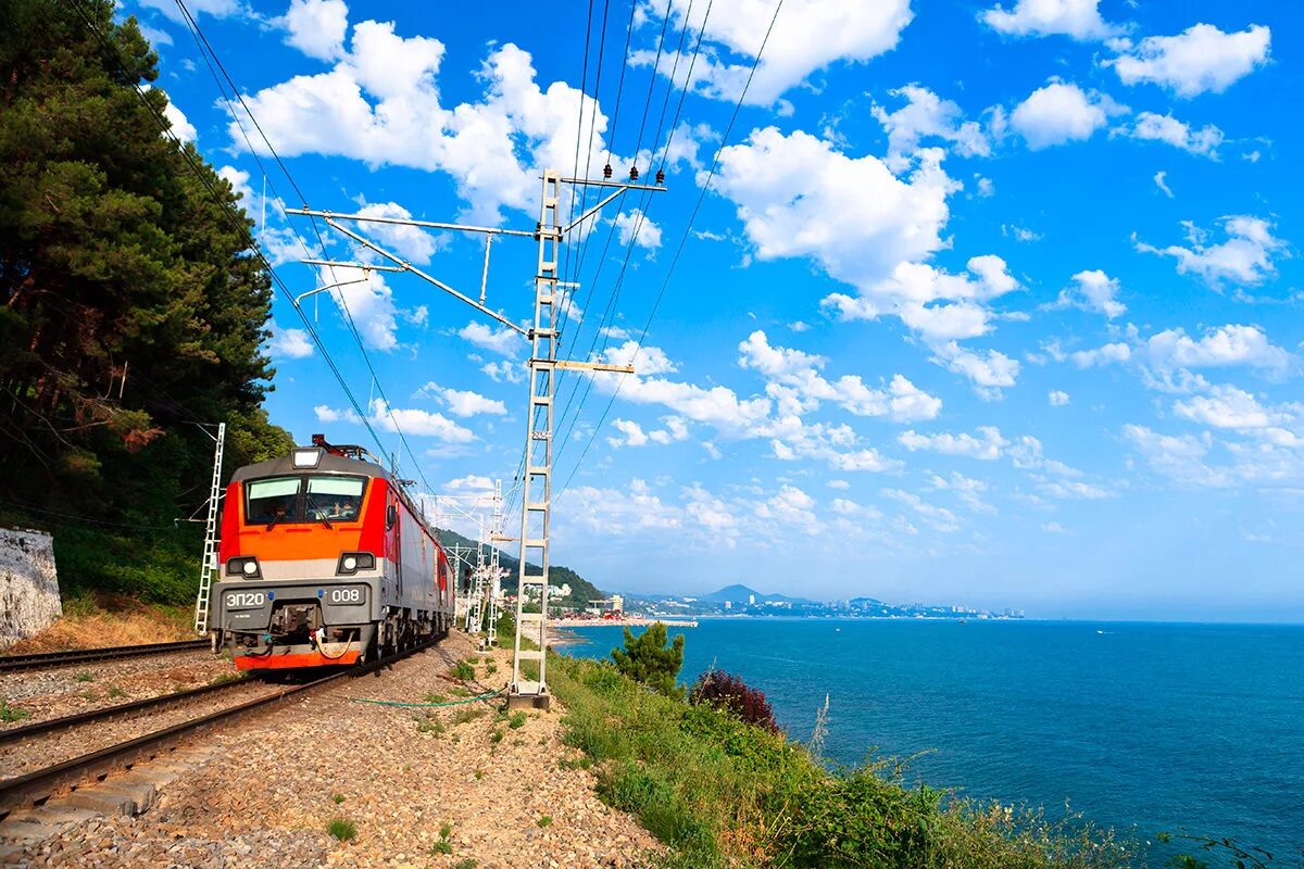 Железная дорога в сочи. Туапсе-Сочи железная дорога вдоль моря. Адлер железная дорога вдоль моря. РЖД Абхазия. Поезд Ласточка в Абхазии.