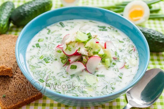 Сыворотка для окрошки. Окрошка на сыворотке с курицей. Окрошка с горошком. Окрошка на воде. Окрошка рецепт с колбасой на воде