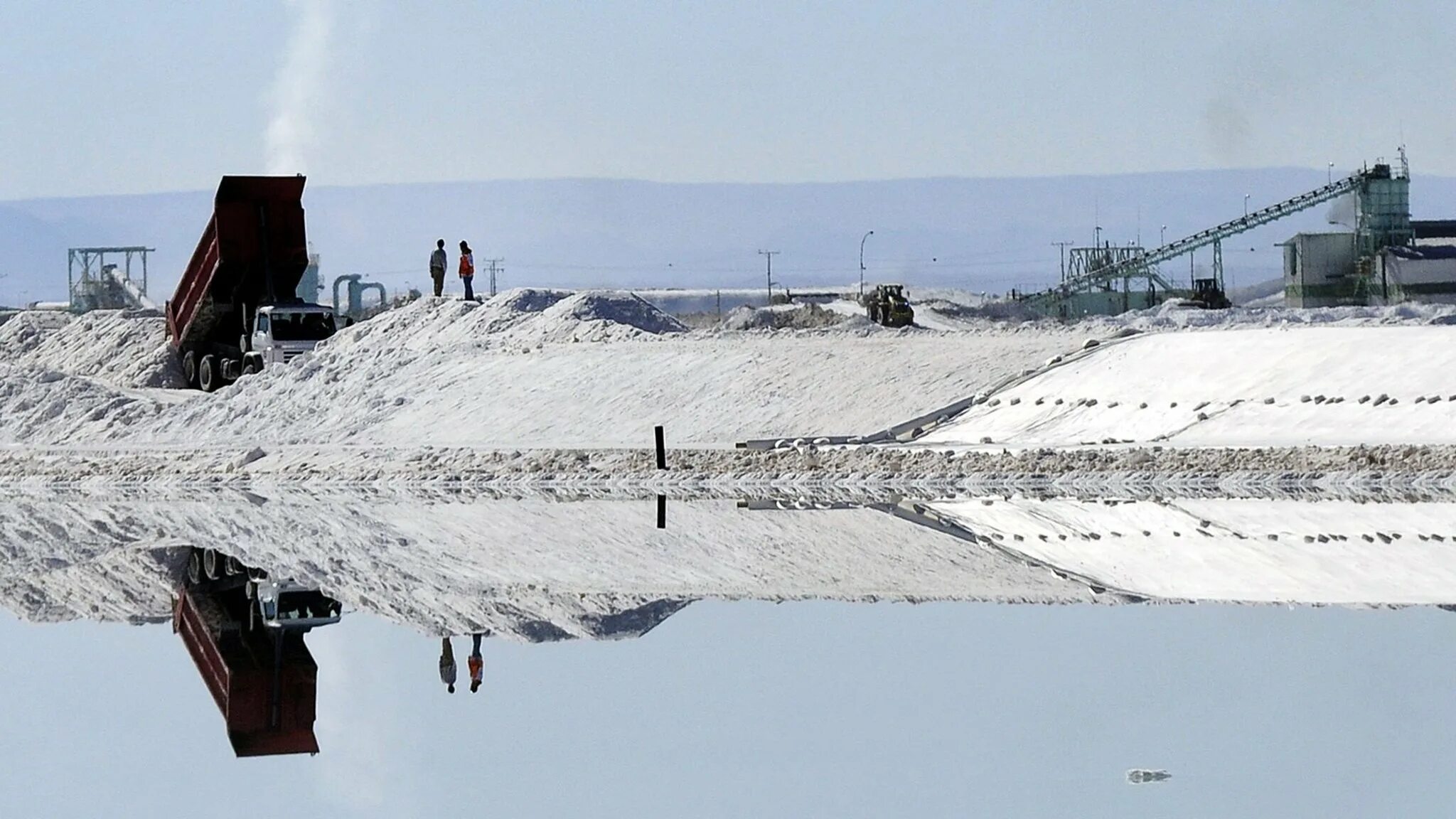 Литий карьер. Литий добывающая. Добыча лития в перу. Добыча полезных ископаемых в аргентине. Литиевый рудник в чили.