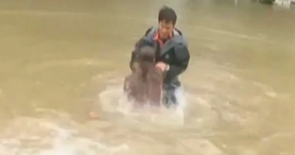 Наводнение мужчина спасает семью. Картина потоп мужчина спасает старика. Мужик курит наводнение.