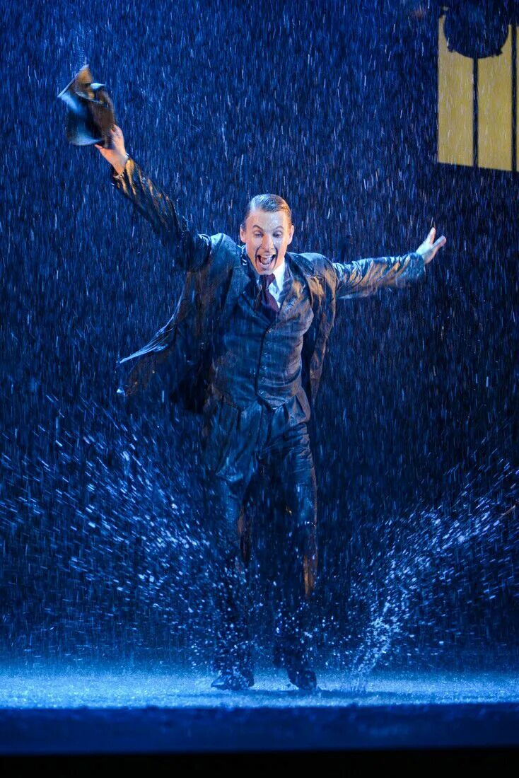 Я пою под дождем. Поющие под дождем. Мюзикл под дождем. Танцующие под дождем мюзикл. Мюзикл танцы под дождем.