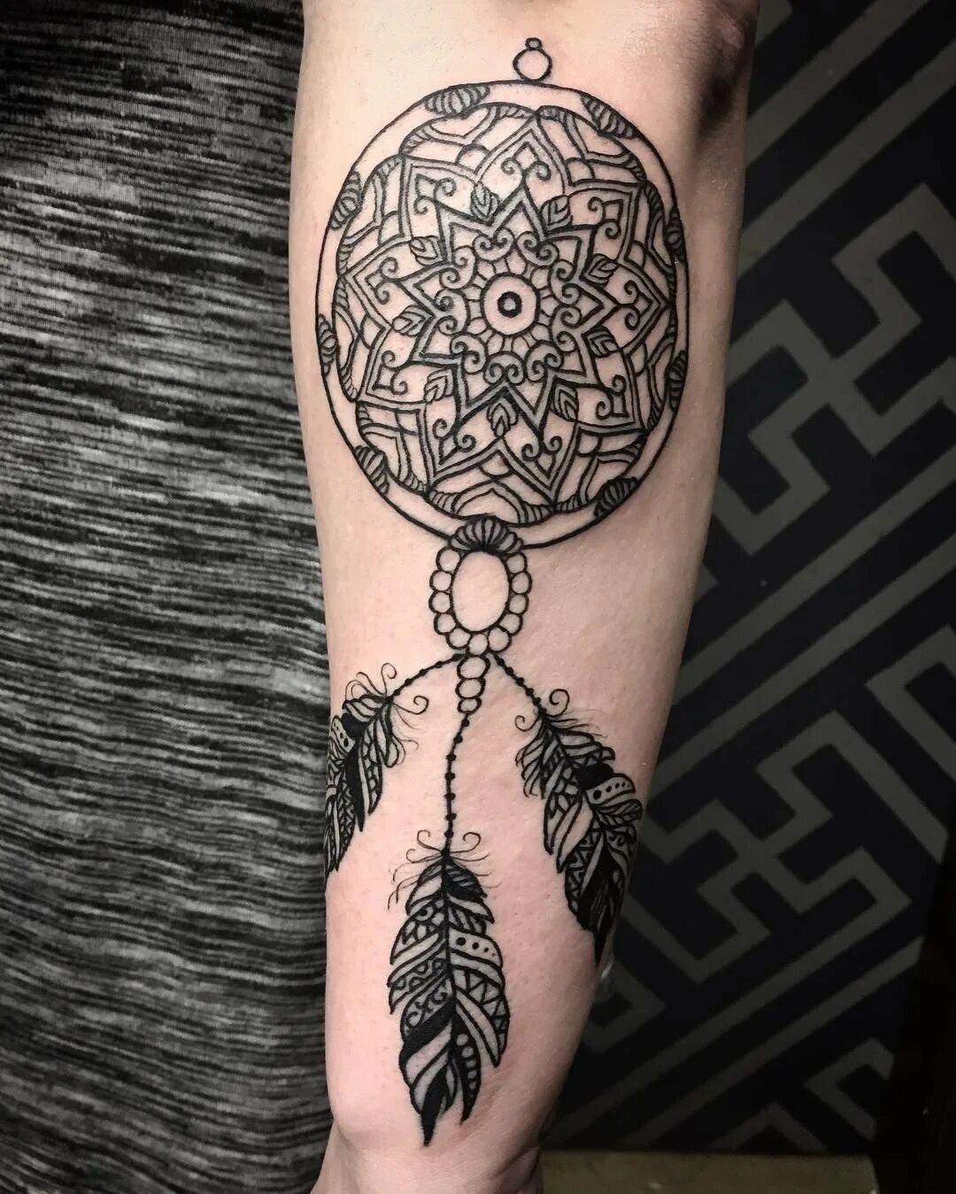 Молвинец свастика. Тату обереги. Женские тату обереги. Славянская символика валькирия. Парные тату обереги.