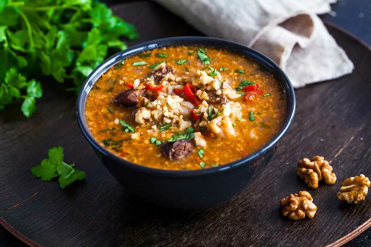 Харчо простой рецепт. Суп харчо с говядиной. Харчо суп национальный. Суп-харчо из говядины с рисом. Грузинская кухня суп харчо.