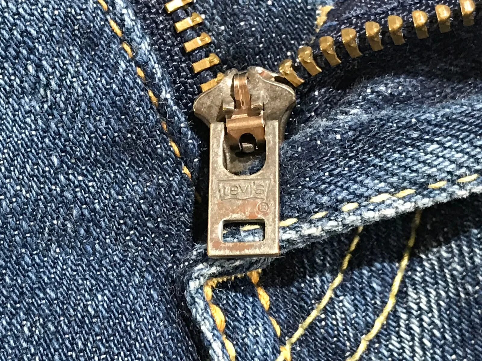 Как отличить levis. YKK 5yg молния Levis. Джинсы Левис молния YKK. Молния YKK на Levis. Палёные джинсы левайс.