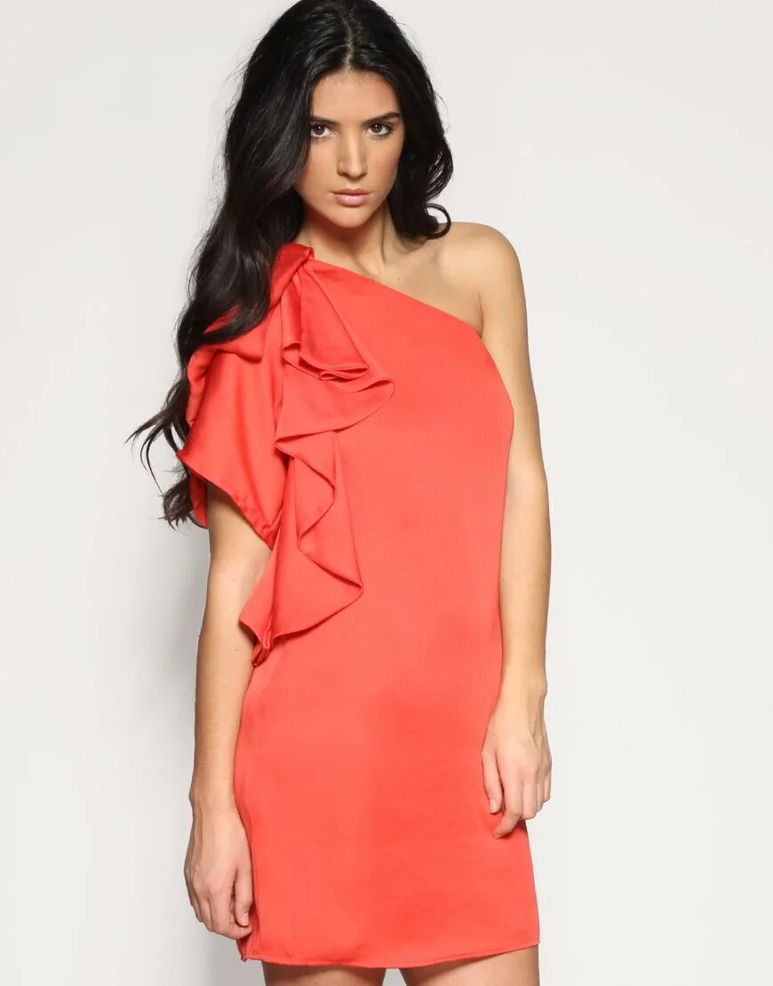 Платье с бантом на плече. Красное платье миди с разрезом. Платье с одним открытым плечом. Платье на одно плечо. Коктейльное платье красного цвета.