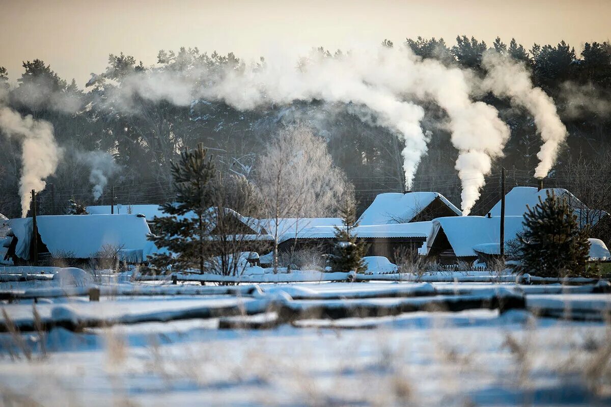 Деревня зимой. Зима в деревне. Дым из трубы дома в деревни. Дым из трубы в деревне. Дымка снега
