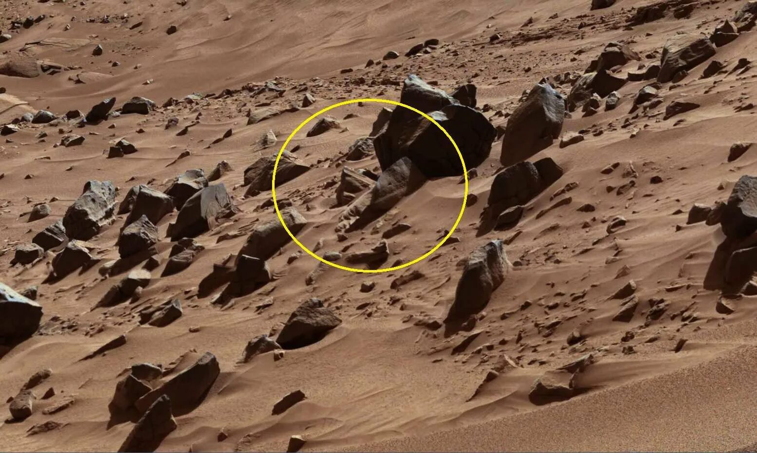 Марс Планета жизнь. Поверхность Марса. Фигура на Марсе. Человек с Марса. Уволен на марсе