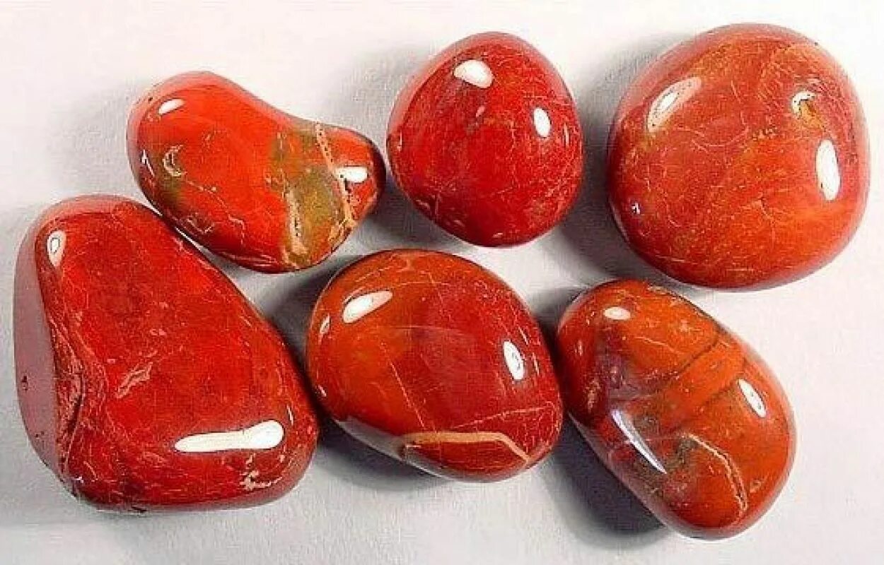 красный камень свойства. рубин (минерал). яшма кавказская камень. яспис яшма камень. красный камень свойства.