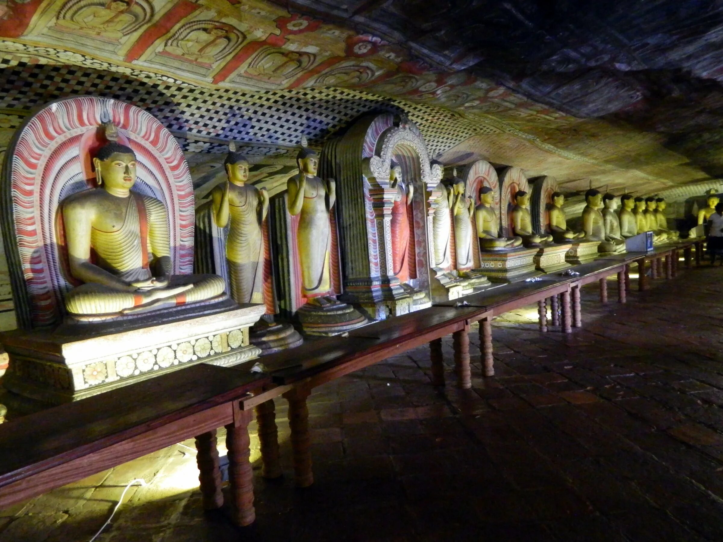 Храм Дамбулла Шри-Ланка. Пещерный храм Дамбулла. Пещерный храм Дамбулла Шри-Ланка. Золотой храм Дамбулла в Шри-Ланке.