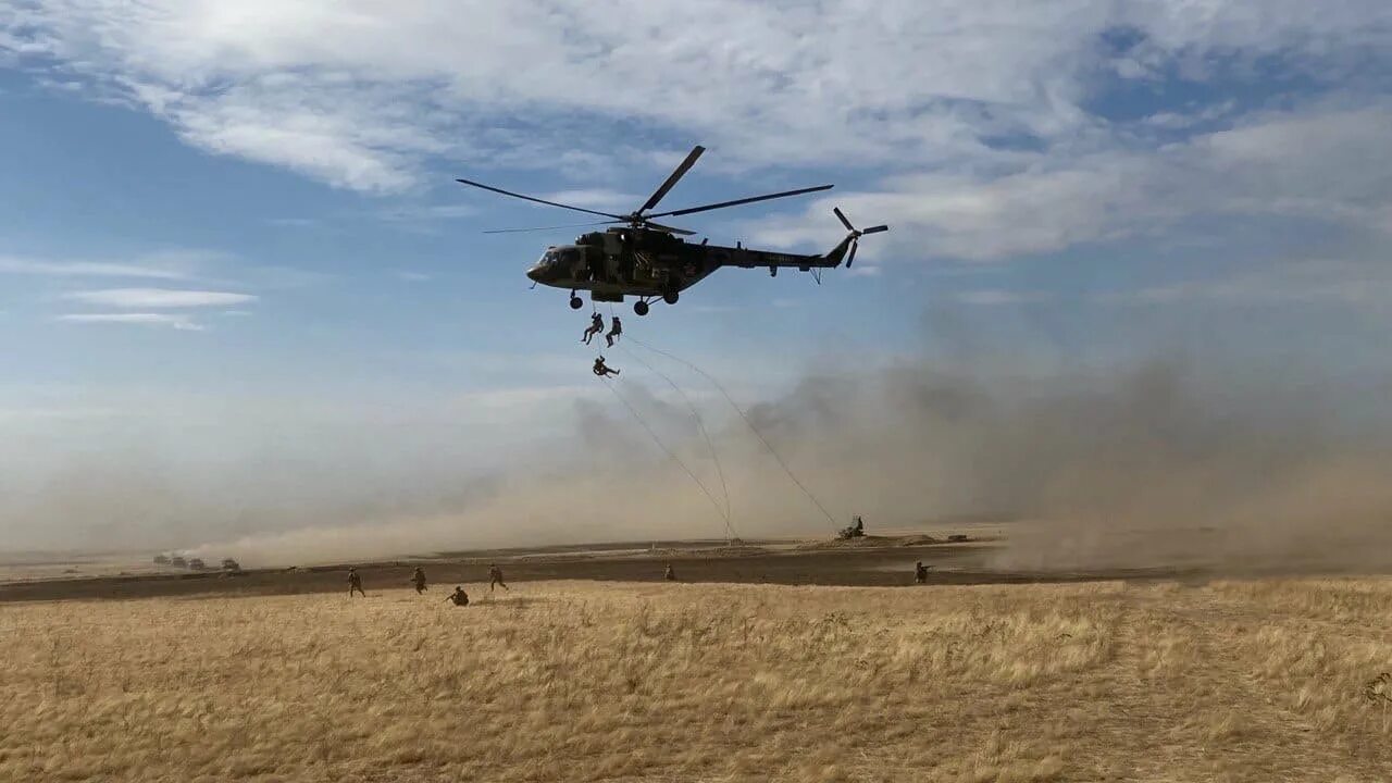 Высадка украиной. Аэропорт Гостомель высадка десанта. Гостомель аэродром бой. Украинские вертолеты. Армейская Авиация.