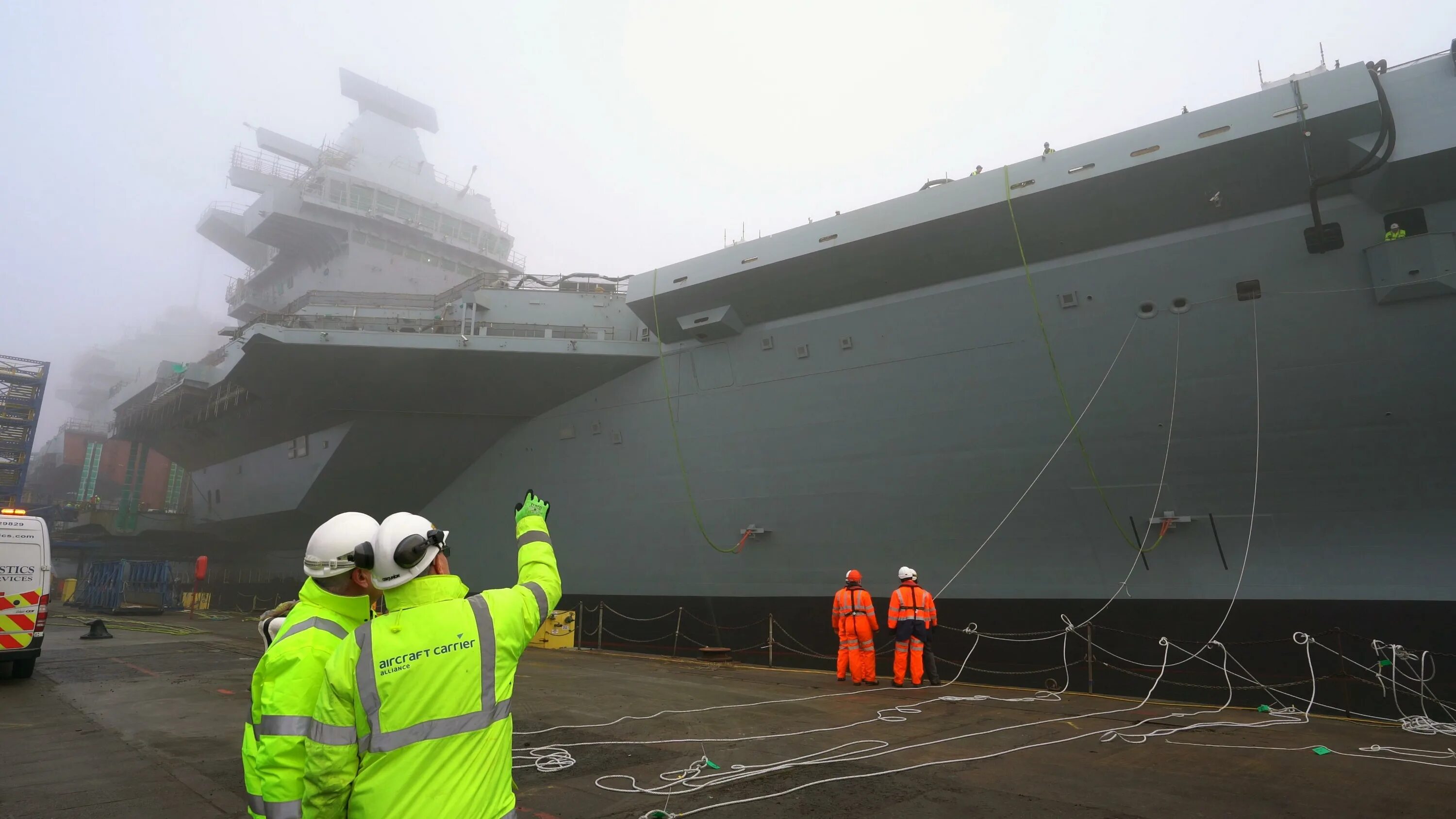 Горит британский авианосец r08 queen elizabeth. Британский авианосец «принц уэльский». авианосец hms prince of wales. принц уэльский корабль авианосец. queen elizabeth корабль авианосец.