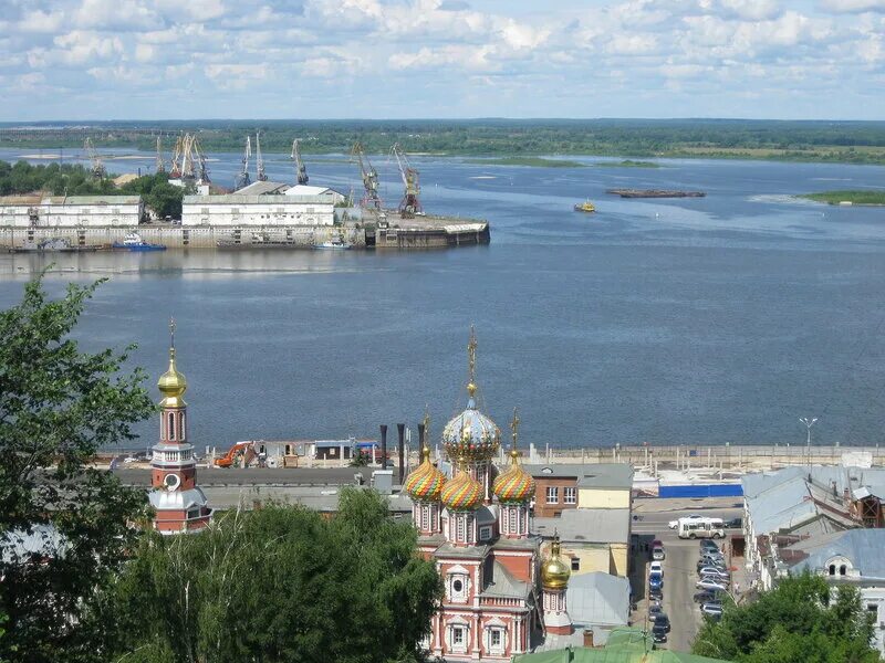 В каком городе волга впадает в оку. Ока впадает в волгу нижний новгород. ока впадет в волгу нижний новгород стрелка. река ока впадает в волгу. нижний новгород впадение оки в волгу.