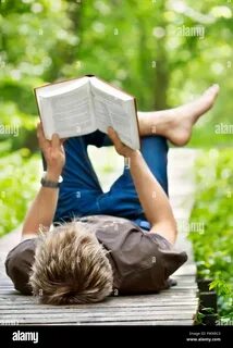 Читать лежа книги