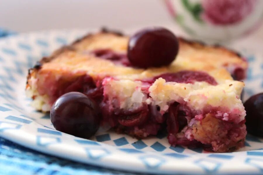 творог с вишней и шоколадом. пирок песочный с творогом и вишней. творог с вишней рецепт.