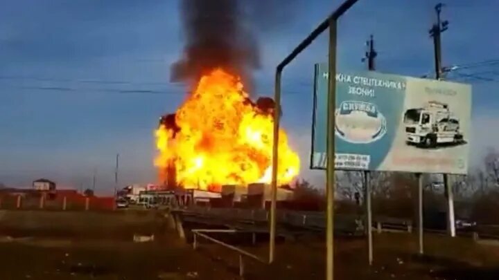 И треснул враг напополам горит блиндаж. И треснул враг напополам горит блиндаж