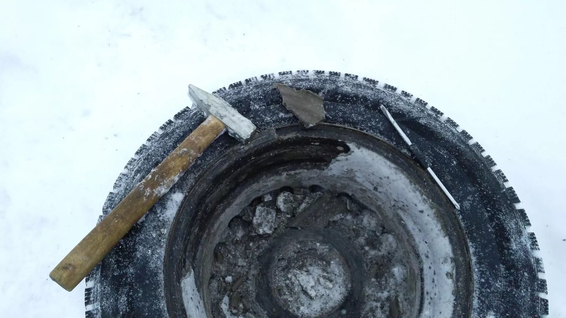 Налипание снега на шины. Грязь на стальных дисках. Диски для грязи. Грязь на дисках вибрация.