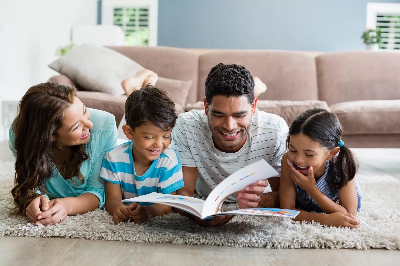 Dad likes playing. Семья в гостиной. Книги о семье. Семья чтение мероприятия. The Family Home книга.