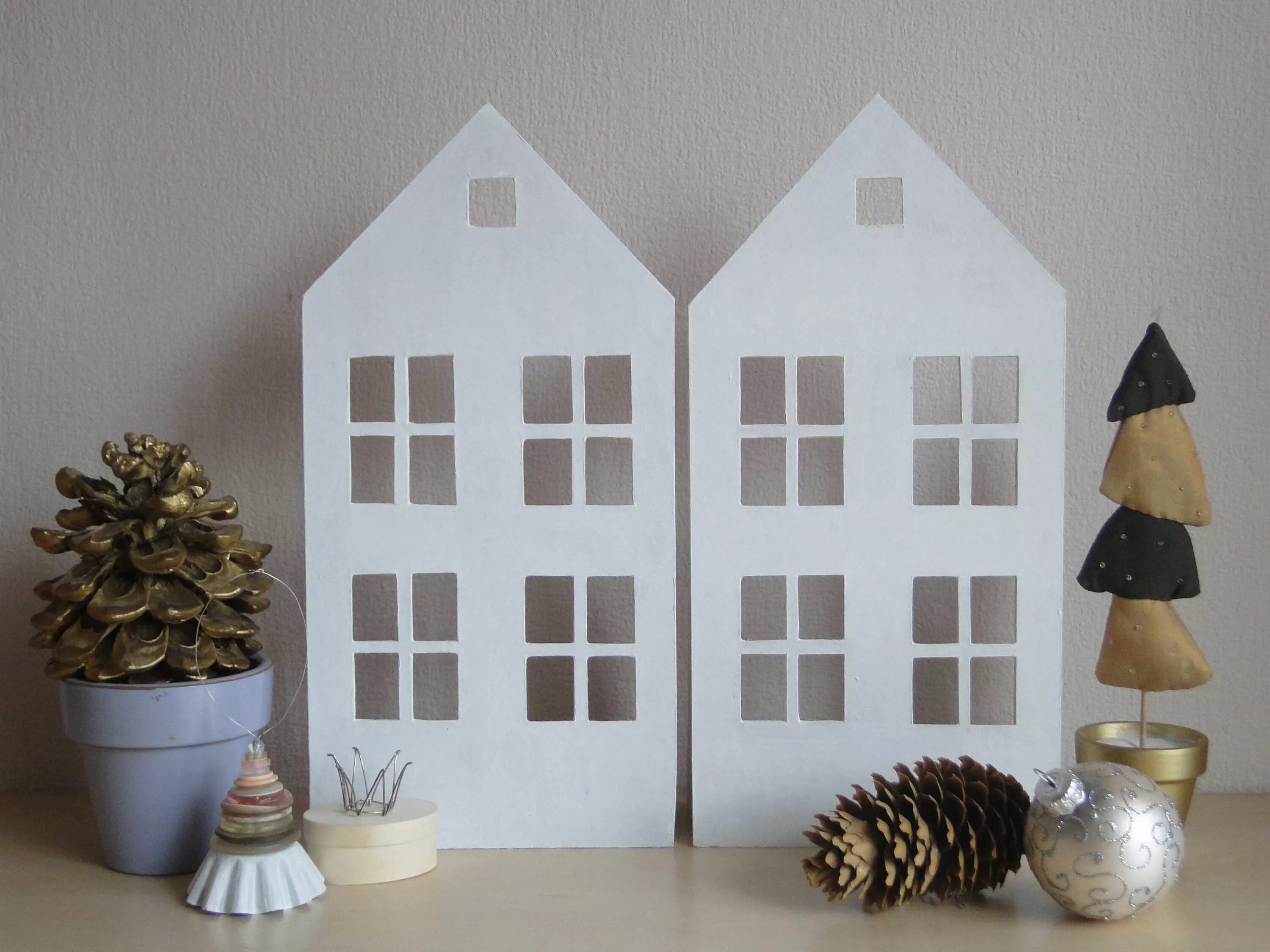 новогодние домики на окна. новогодняя инсталляция из бумаги. домики из картона на новый год. бумажный домик декор на окно. новогодние домики на окна из картона.