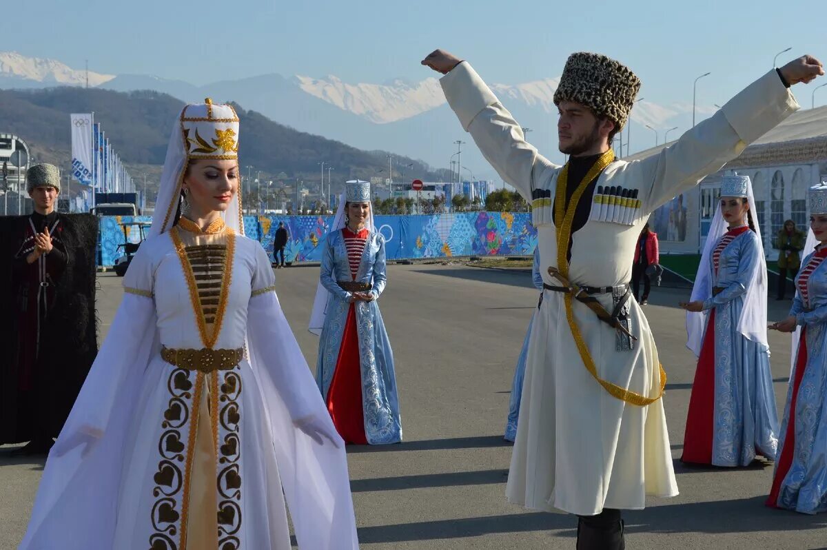 Черкесы какой народ. Народы Кавказа адыгейцы. Адыги шапсуги. Национальный костюм Адыги-шапсуги. Кабардинцы адыгейцы шапсуги.