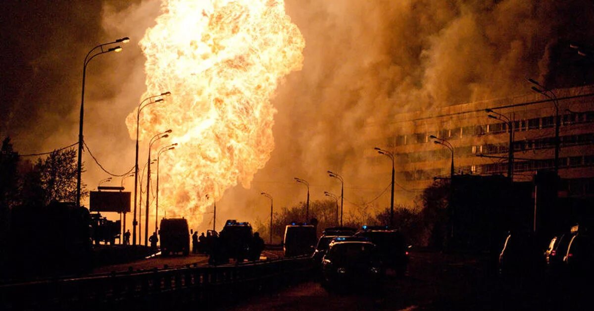 Взрыв газопровода на Озерной улице в Москве. Взрыв газа на Озерной 2009. Взрыв газовой трубы на Озерной улице. Пожар на Озерной улице 2009.