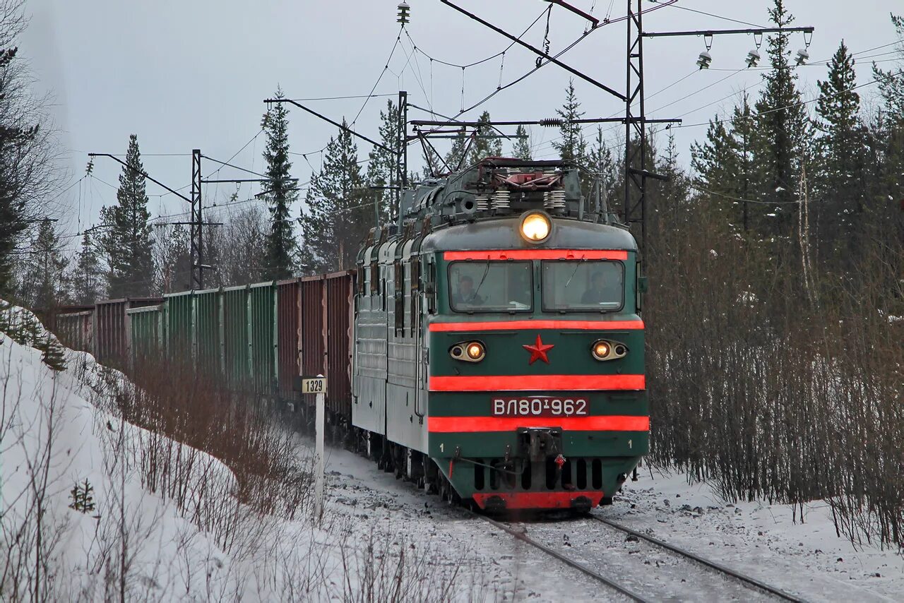 Поезд оленегорск москва. Вл80т. Вл80с 262. Оленегорск вл10. Вл80т с грузовым поездом.